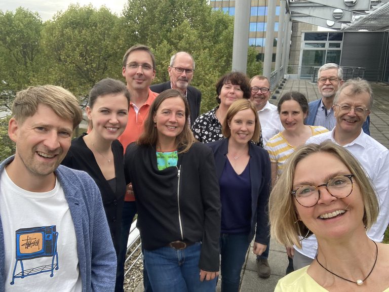 Die Ex-kursion mit den ZDF-Gesprächspartnern Malte Borowiak und Hanne Zimmermann (v.l.). Julia Kiehne und Andreas Antoniadis waren beim Fototermin leider nicht mehr dabei.