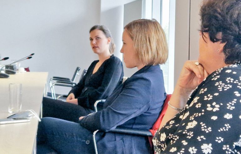 Alumna und heute-journal-Co-Moderatorin Hanna Zimmermann (l.) beim meet & greet mit dem EX e.V.