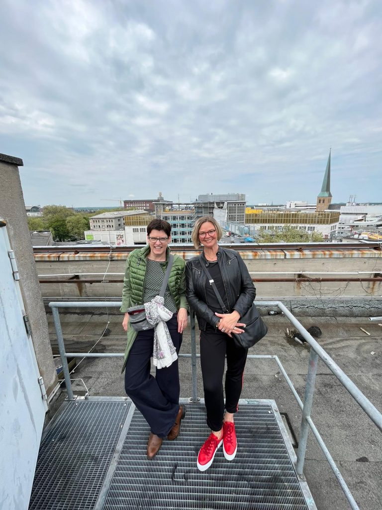 Silke Rehren und Steffi Opitz vorm Dortmund-Panorama